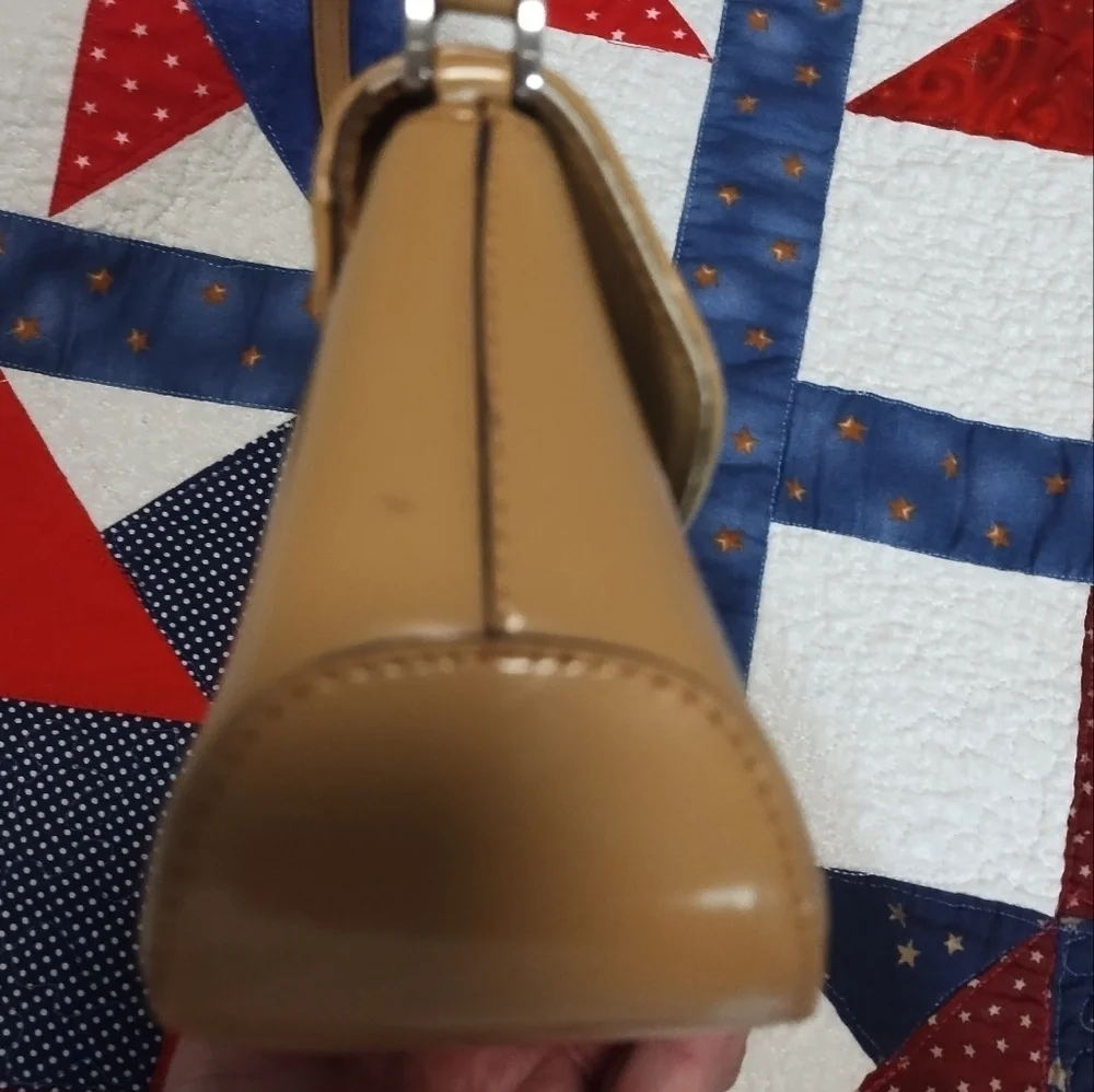 Elegant Tan Leather Shoulder Bag